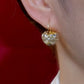 Elegante Gold - Ohrringe mit Edelsteinen und Kristallen verziert