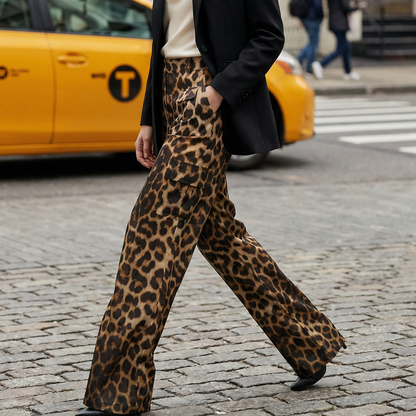 Damenhose mit Leopardenmuster und weitem Bein