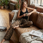 Damenhose mit Leopardenmuster und weitem Bein