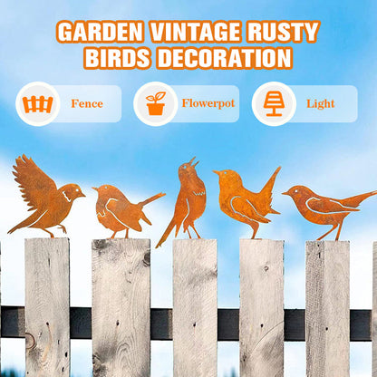 Gartendekoration im Vintage-Stil mit rostfarbenen Vögeln