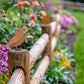 Gartendekoration im Vintage-Stil mit rostfarbenen Vögeln